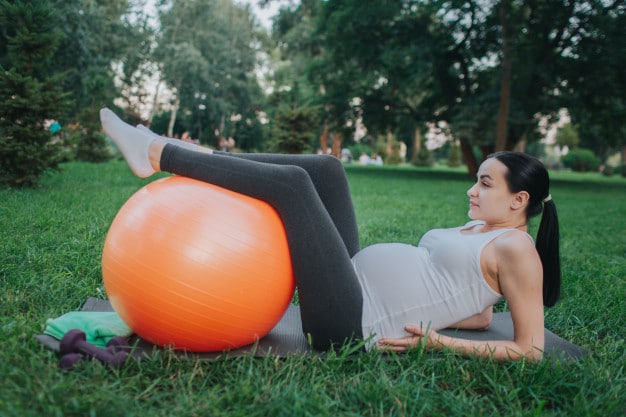 Tập thể dục nhẹ nhàng giảm phù chân khi mang thai
