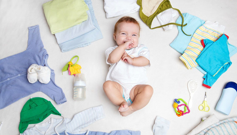 Chăm sóc trẻ sơ sinh mùa hè - Chọn quần áo phù hợp
