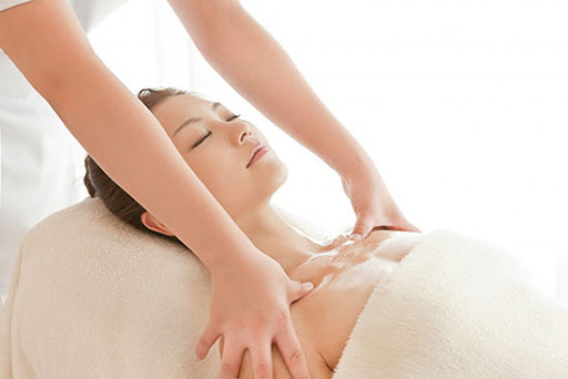 Massage ngực giảm đau khi mang thai