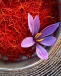 Saffron-la-gi-cong-dung-va-cach-dung-nhuy-hoa-nghe-tay-1