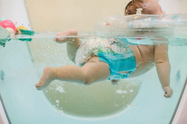Tự tập bơi thủy liệu cho bé tại nhà