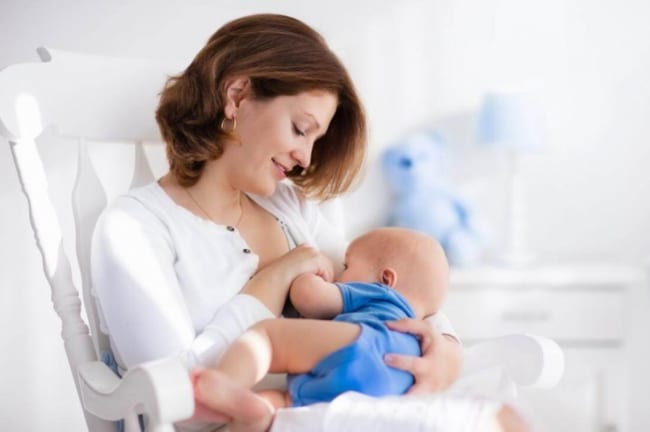 Cho bé bú sữa mẹ càng sớm, khả năng hấp thụ càng cao
