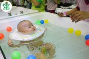 Bể bơi thủy liệu – phương pháp kích thích giác quan trẻ sơ sinh