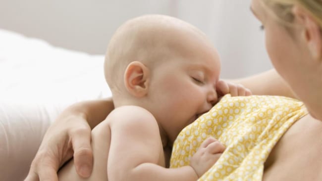 Cho bé bú sữa mẹ từ sớm để giúp bé phát triển tốt