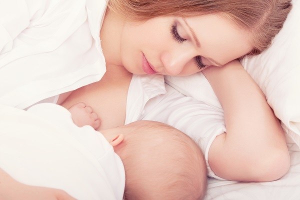 Cho bé bú sữa mẹ là cách tốt nhất để bé phát triển toàn diện