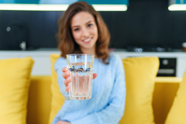 Uống nước giúp da tăng tính đàn hồi