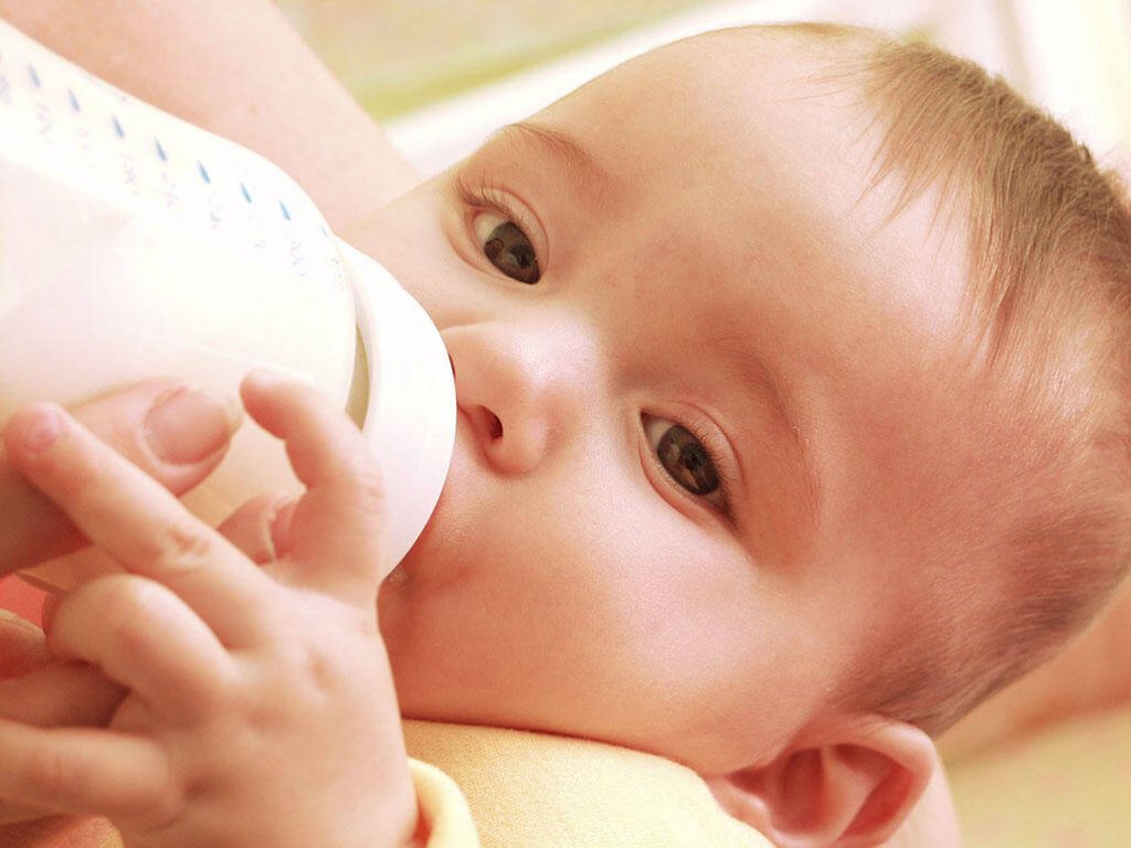Nuôi con bằng sữa mẹ hay sữa công thức vẫn là nỗi trăn trở của các mẹ "bỉm sữa"
