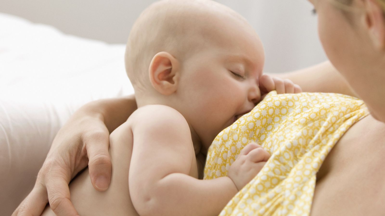 Bé bú sữa mẹ: tiện lợi, an toàn, tiết kiệm