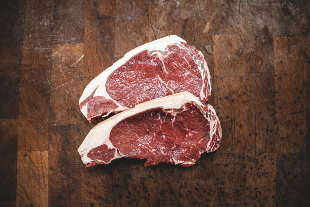 Thịt bò chứa nhiều sắt, protein, axit amin, kali, kẽm, magie, vitamin B12… tốt cho việc hồi phục thể trạng mẹ sau sinh.