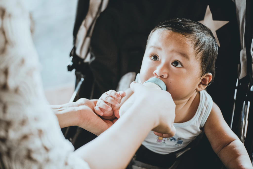 Việc vắt sữa thường đem đến cảm giác đau cho mẹ. Nếu sử dụng máy hút sữa không đúng kỹ thuật, quá trình lấy sữa sẽ khó khăn