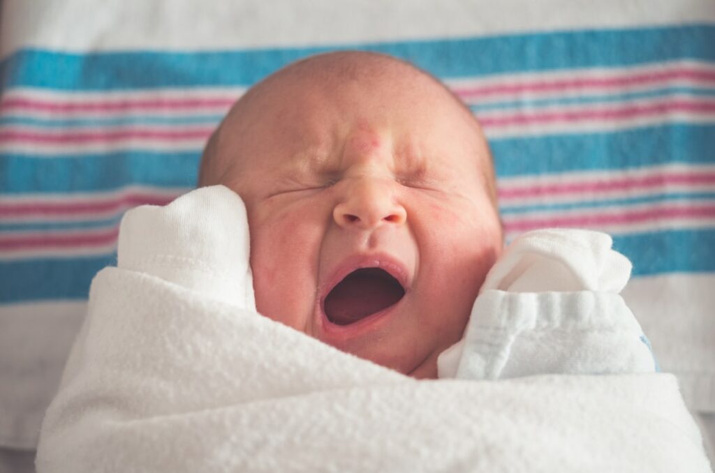 Tắc tuyến lệ ở trẻ nhỏ là hiện tượng thường gặp và được phát hiện sau khi bé 2-3 tháng tuổi. Thực tế nhiều trẻ mắc bệnh tắc tuyến lệ bẩm sinh song trẻ sơ sinh thường ngủ nhiều nên bố mẹ không hay biết.