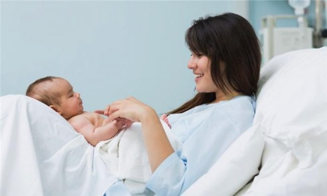Cách chăm sóc mẹ sau sinh trong quá trình ra sản dịch