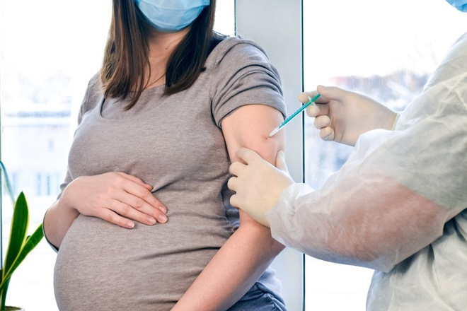 Tiêm ngừa cúm và tiêm ngừa Covid là điều hết sức cần thiết để bảo vệ an toàn sức khoẻ cho Mẹ và thai nhi