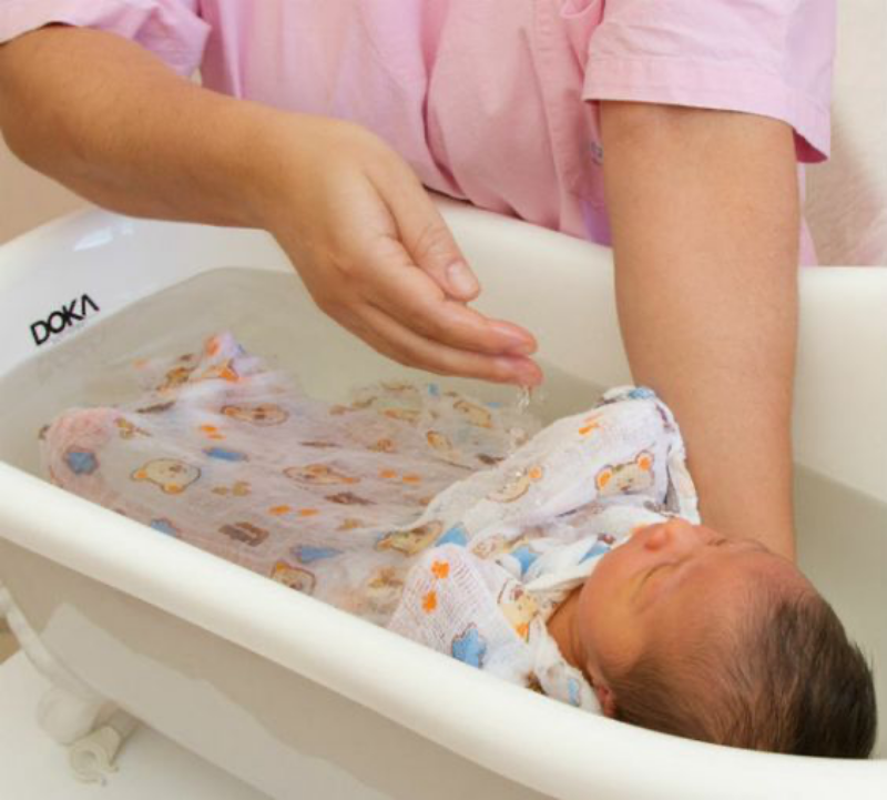 Pha nước tắm cho trẻ sơ sinh