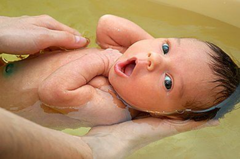 Có nên tắm cho trẻ sơ sinh mỗi ngày hay không?
