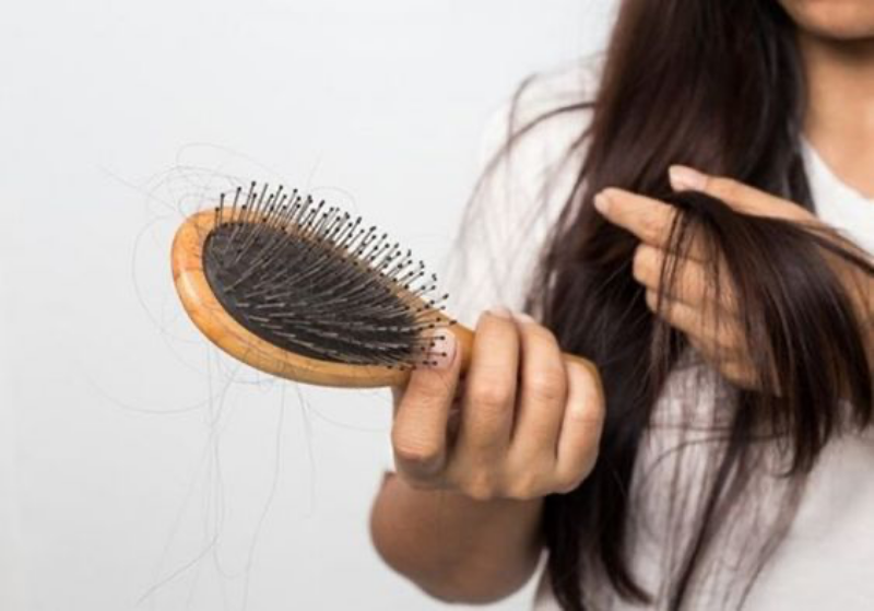 Rụng nhiều tóc hơn bình thường - một trong những dấu hiệu mang bầu điển hình