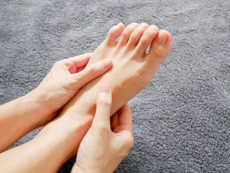 Massage ngón chân