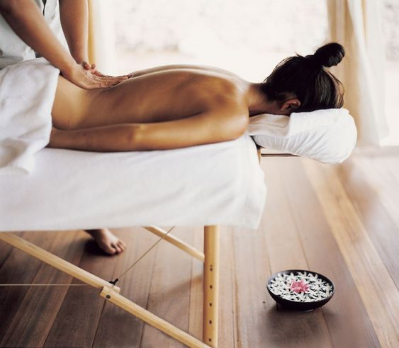 Massage lưng hỗ trợ đẩy lùi bệnh lý xương khớp