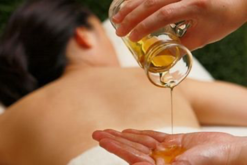 Luôn phải sử dụng dầu hoặc kem dưỡng để massage