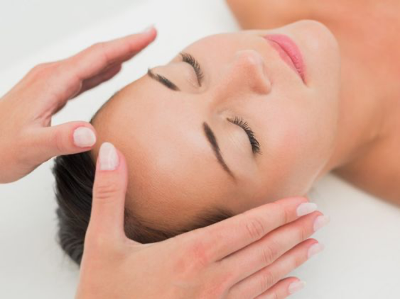 Lý do bạn nên học cách massage mặt tại nhà
