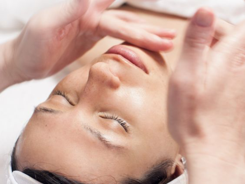 Có nên thực hiện cách massage da mặt đúng cách mỗi ngày không?