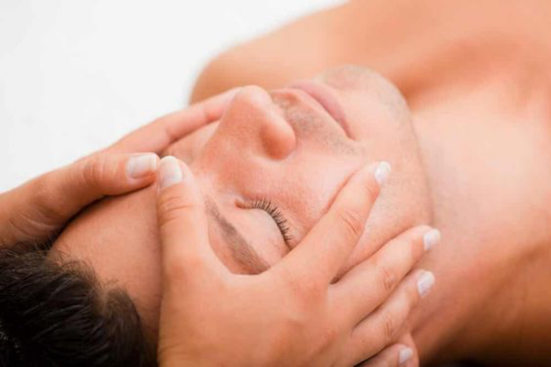 Cách massage da mặt ở vùng mắt