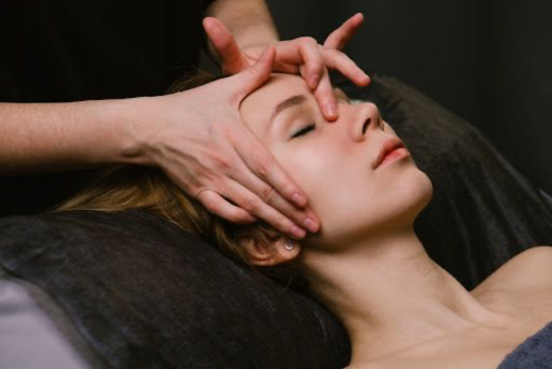 Massage từ sống mũi lên thái dương