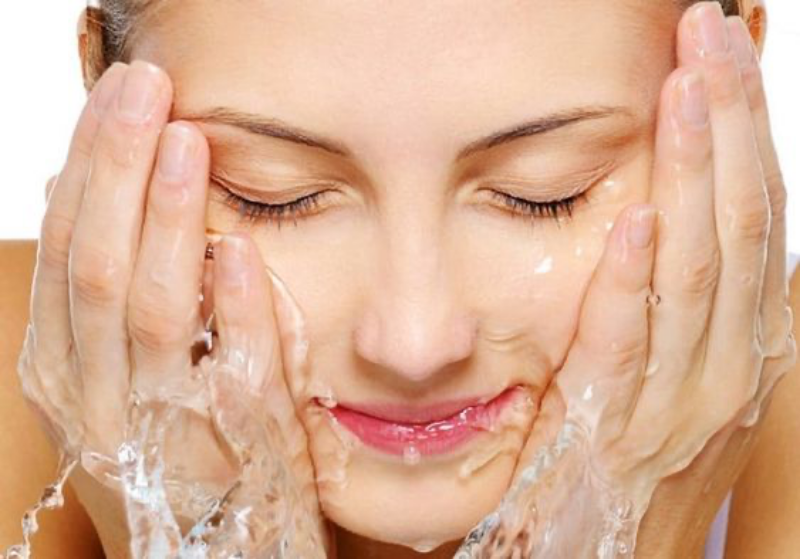 Rửa sạch mặt trước khi massage mặt thon gọn